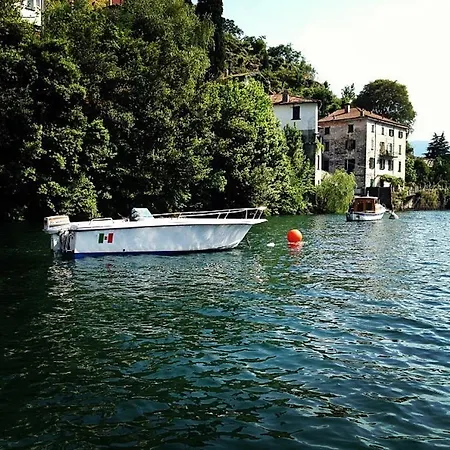Waterfront Palazzo At Comolake 아파트